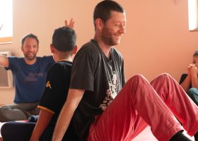 Partage du cercle vers un père et son fils après leur playfight